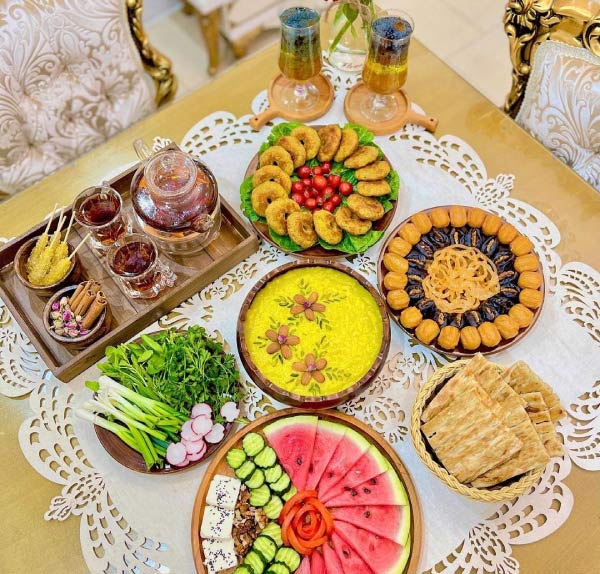 مدل سفره افطار ساده ترین و شکیل ترین ایده ها برای چیدن سفره افطار ماه رمضان امسال