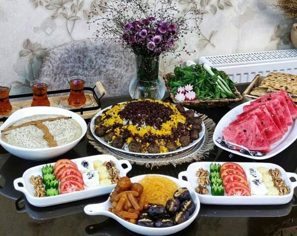 مدل سفره افطار ساده ترین و شکیل ترین ایده ها برای چیدن سفره افطار ماه رمضان امسال