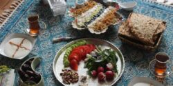 مدل سفره سحر با دیزاین ساده و غذاهای سبک برای ماه رمضان امسال