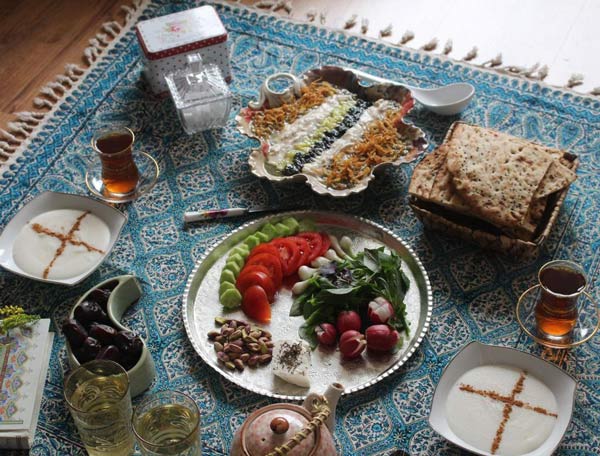 مدل سفره سحر با دیزاین ساده و غذاهای سبک برای ماه رمضان امسال
