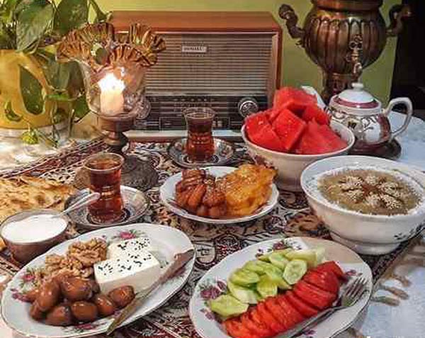 مدل سفره سحر با دیزاین ساده و غذاهای سبک برای ماه رمضان امسال