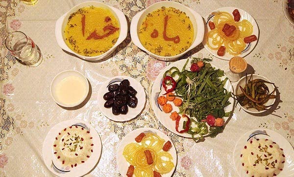 مدل سفره سحر با دیزاین ساده و غذاهای سبک برای ماه رمضان امسال
