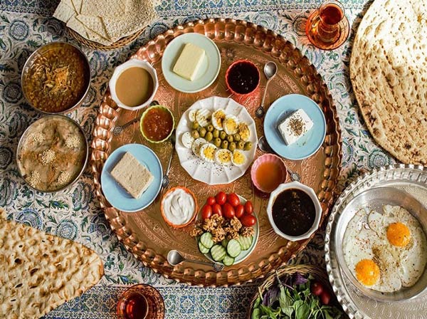 مدل سفره سحر با دیزاین ساده و غذاهای سبک برای ماه رمضان امسال