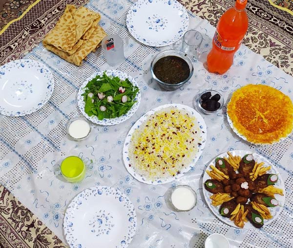 مدل سفره سحر با دیزاین ساده و غذاهای سبک برای ماه رمضان امسال