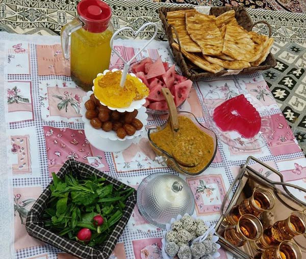 مدل سفره سحر با دیزاین ساده و غذاهای سبک برای ماه رمضان امسال