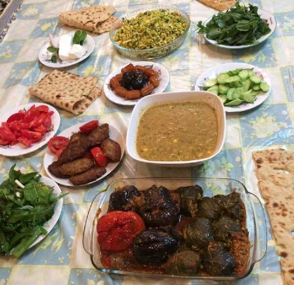 سفره افطار ساده با چیدمان بسیار زیبا برای ماه مبارک رمضان