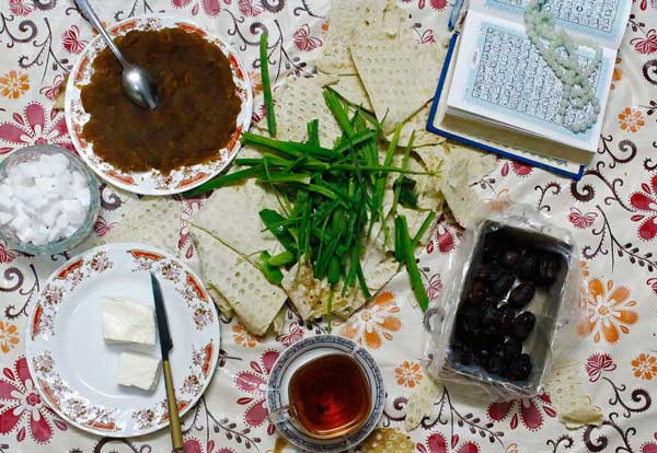 سفره افطار ساده با چیدمان بسیار زیبا برای ماه مبارک رمضان