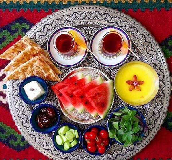 سفره افطار ساده با چیدمان بسیار زیبا برای ماه مبارک رمضان