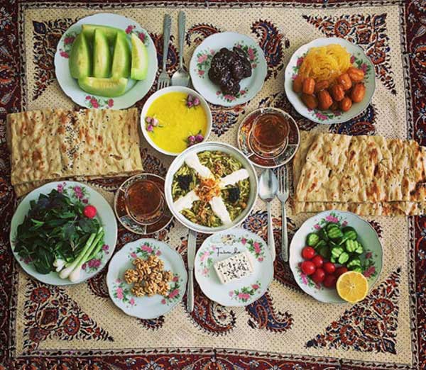 سفره افطار ساده با چیدمان بسیار زیبا برای ماه مبارک رمضان
