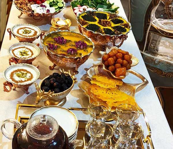 سفره افطار ساده با چیدمان بسیار زیبا برای ماه مبارک رمضان
