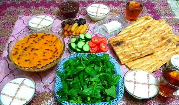 سفره افطار ساده با چیدمان بسیار زیبا برای ماه مبارک رمضان