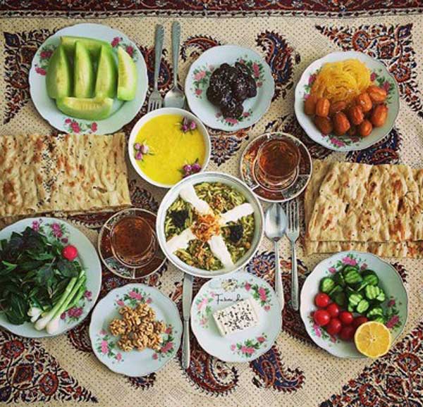 سفره افطار ساده با چیدمان بسیار زیبا برای ماه مبارک رمضان