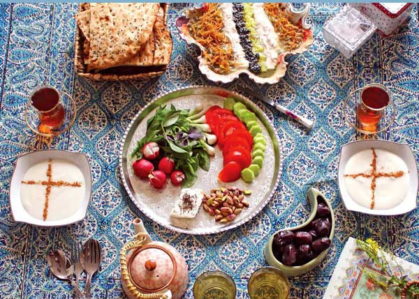 سفره افطار ساده با چیدمان بسیار زیبا برای ماه مبارک رمضان