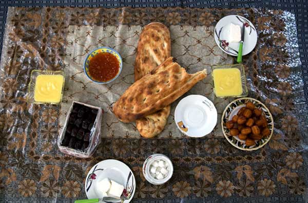 سفره افطار ساده با چیدمان بسیار زیبا برای ماه مبارک رمضان