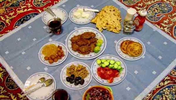 سفره افطار ساده با چیدمان بسیار زیبا برای ماه مبارک رمضان