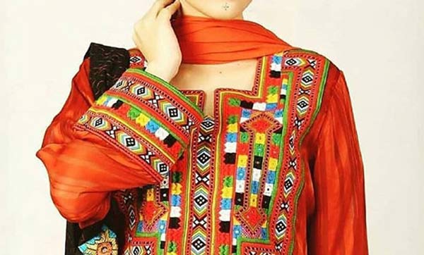 آینه دوزی روی لباس بلوچی + جدیدترین و زیباترین مدل لباس سنتی بلوچی با هنر آینه دوزی