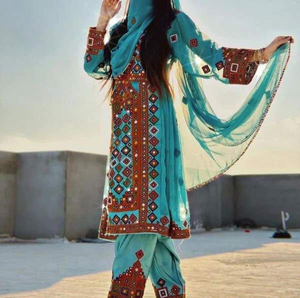 آینه دوزی روی لباس بلوچی + جدیدترین و زیباترین مدل لباس سنتی بلوچی با هنر آینه دوزی