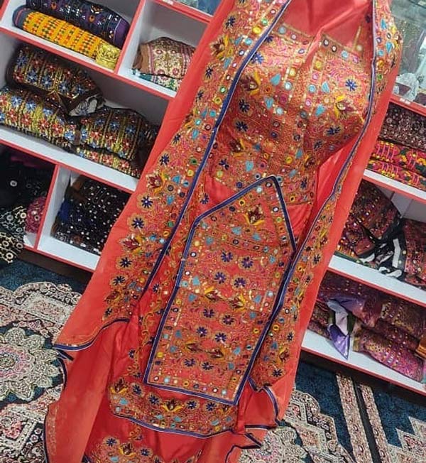 آینه دوزی روی لباس بلوچی + جدیدترین و زیباترین مدل لباس سنتی بلوچی با هنر آینه دوزی