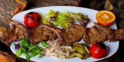 راز خوشمزگی کباب شیشلیک در فر و فوت و فن کباب شیشلیک در فر خوشمزه و خانگی