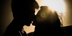 تعبیر خواب بوسه + معنی بوسه در خواب از دید حضرت یوسف