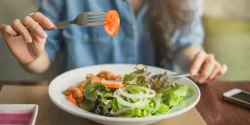تعبیر خواب غذا خوردن با مرده + از دید امام صادق و ابن سیرین و حضرت یوسف