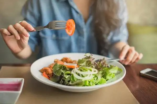 تعبیر خواب غذا خوردن با مرده + از دید امام صادق و ابن سیرین و حضرت یوسف
