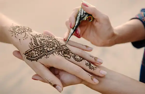 تعبیر خواب حنا + معنی حنا در خواب از دید ابن سیرین