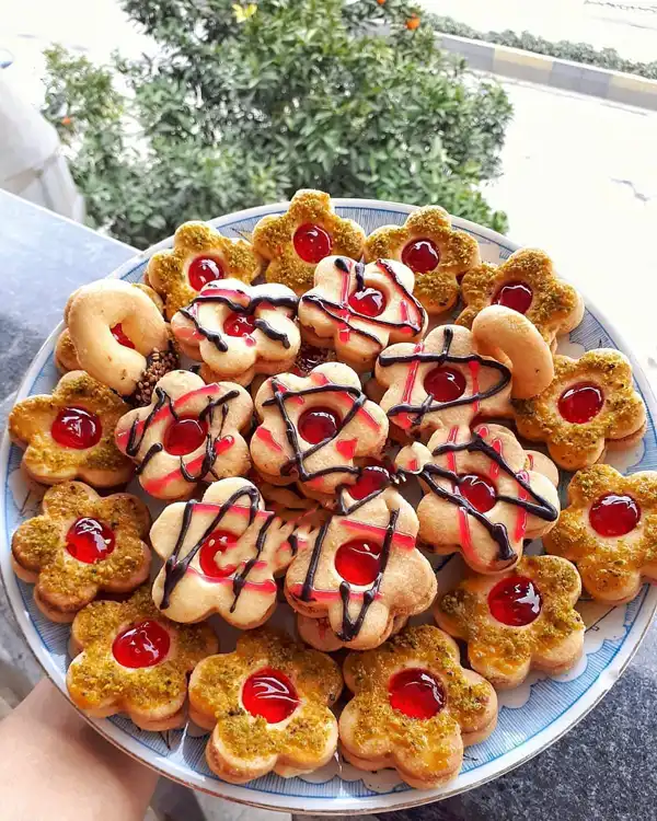 تعبیر خواب شیرینی خوردن دختر مجرد + از دید امام صادق و ابن سیرین و حضرت یوسف