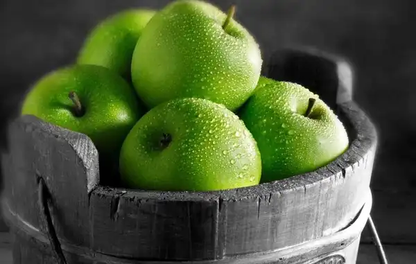 تعبیر خواب سیب گرفتن از دیگران + از دید امام صادق و ابن سیرین و حضرت یوسف
